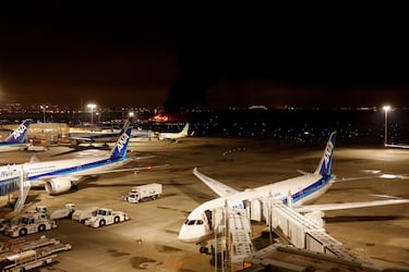 Haneda, que cerró todas las pistas tras el suceso, es uno de los aeropuertos más transitados de Japón y mucha gente pasa por allí durante las vacaciones de Año Nuevo.