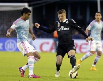 El centrocampista alemán del Real Madrid Toni Kroos con el balón ante el centrocampista argentino del Celta de Vigo Augusto Fernández, durante el partido correspondiente a la jornada trigésimo tercera de Liga en Primera División.
