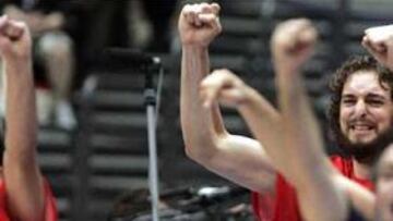 <B>TENSIÓN EN EL BANQUILLO.</B> Aunque siempre dominó, los nervios por el inminente éxito se sintieron en el banco español.