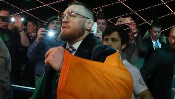 Conor McGregor acompaña en la esquina a Tim Ibarra en su debut profesional.