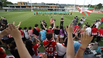 Cientos de aficionados han arropado al Athletic de Bilbao este mi¨¦rcoles tras el ¨²ltimo entrenamiento con el que el club rojiblanco ha preparado andes del partido ante el Manchester United