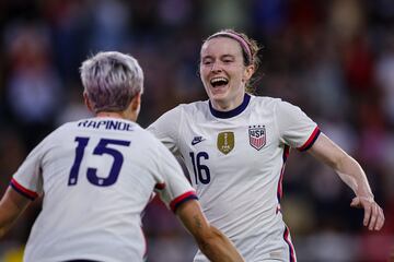  United States midfielder Rose Lavelle (16) celebrates with forward Megan Rapinoe (15) 