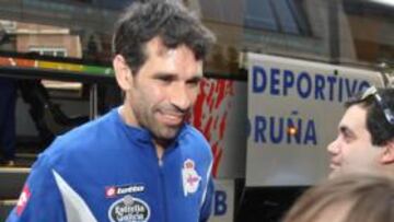 <b>EN SORIA. </b>Juan Carlos Valerón, firmando una camiseta a unos aficionados a la llega del Deportivo.
