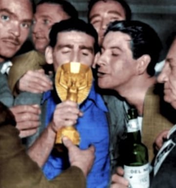 Mundial de Brasil de 1950. El 16 de julio se enfrentaron en la final Uruguay y Brasil. Ganaron los de Uruguay en Maracaná. Matías Gambetta y Britos besan el trofeo.
 