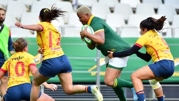Las Leonas intentando frenar a Sudáfrica en el partido.