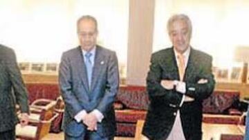 <b>TAPIAS OCUPA EL LUGAR DE PALACIOS</b>. Si finalmente se abriera el voto por correo, la lucha electoral quedaría reducida a tres candidaturas, la de Calderón, la de Palacios (Fernando Fernández Tapias ha ocupado su lugar) y la de Villar Mir. Baldasano, que también está personado en la causa, quemó públicamente sus votos por correo. A finales de septiembre, la Junta Electoral declaró legalmente inexistentes las candidaturas de Palacios, Sanz y Baldasano por retirar el preaval, pero esto sólo afectaba al cabeza de cartel, no al resto, como adujo Tapias.