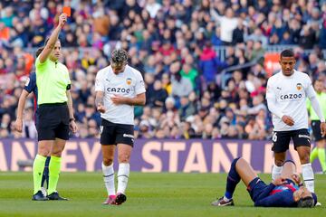 El árbitro Alverola Rojas expulsa a Ronald Araujo tras derribar a Hugo Duro cuando el delantero del Valencia se iba solo en dirección a portería tras una mala cesión de Koundé.
 