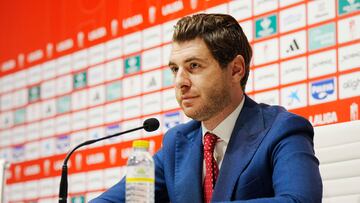 08-07 Presentacion del nuevo entrenador del Granada CF, Guillermo Abascal. En la imagen el director deportivo Matteo Tognozzi