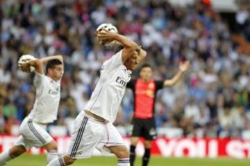 SAQUE DE BANDA SINCRONIZADO. Coentrao y James sacaron a la vez de banda y no se percataron de que ambos hacían lo mismo durante el partido de liga Real Madrid - Almería