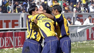 Jugadores del América festejan un gol en el Verano 2002.