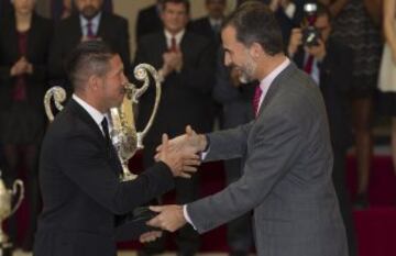 Diego Simeone recibe el Trofeo de la Comunidad Iberoamericana de manos del Rey Felipe VI. 