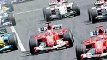 <b>DOS DE UNA TACADA. </b>Otra salida mágica de Alonso le permitió ganar dos posiciones de golpe. Se puso tercero e incluso llegó a acosar a Barrichello al final de la recta.