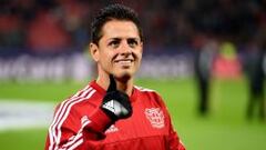 Javier Hern&aacute;ndez saluda a la afici&oacute;n del Bayer Leverkusen.