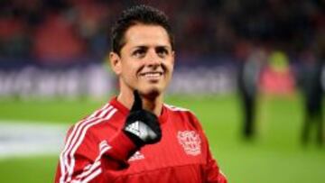 Javier Hern&aacute;ndez saluda a la afici&oacute;n del Bayer Leverkusen.