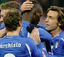 Balotelli y Pazzini le brindan a Cassano el triunfo de Italia