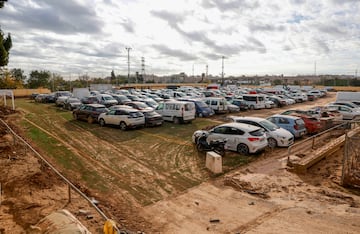 Decenas de coches aparcados en su terreno de juego. 