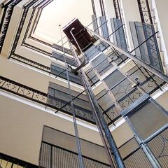 ¿Se pueden invadir una vivienda o zonas comunes si hay que cambiar el ascensor de la comunidad?