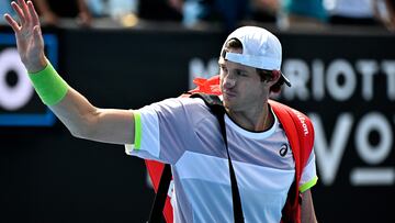 Chile's Nicolas Jarry waves as he leaves after defeat against USA's Ben Shelton during their men's singles match on day four of the Australian Open tennis tournament in Melbourne on January 19, 2023. (Photo by ANTHONY WALLACE / AFP) / -- IMAGE RESTRICTED TO EDITORIAL USE - STRICTLY NO COMMERCIAL USE --