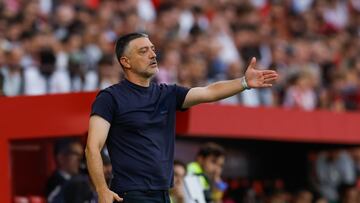 SEVILLA, 06/10/2024.- El entrenador del Sevilla FC, Francisco Javier García Pimienta durante el partido de la novena jornada de LaLiga que Sevilla FC y Real Betis disputan este domingo en el estadio Ramón Sánchez-Pizjuán, en Sevilla. EFE/Julio Muñoz