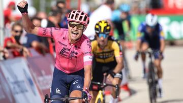 EF Education - Nippo's Danish rider Magnus Cort Nielsen celebrates as he wins the 6th stage of the 2021 La Vuelta cycling tour of Spain, a 158.3 km race from Requena to Cullera, on August 19, 2021. (Photo by JOSE JORDAN / AFP)