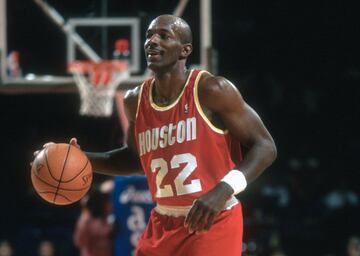 Las Finales de 1990 y 1992 (derrotas ante Pistons y Bulls) fueron el techo de los Blazers de Rick Adelman, y su estrella, Clyde Drexler, debi¨® considerarlo as¨ª cuando pidi¨® ser traspasado. La franquicia le honr¨® por los servicios prestados mand¨¢ndole a los Rockets de Rudy Tomjanovich, Hakeem Olajuwon y compa?¨ªa. En nada se parec¨ªan a los que hab¨ªan salido campeones un a?o antes y solo pudieron ser quintos del Oeste, pero ganaron el anillo contra todo pron¨®stico derrotando en las Finales a los Magic de Shaquille. Fue el ¨²nico anillo de Drexler como profesional. Ese del ¡°nunca subestimes el coraz¨®n de un campe¨®n¡±.