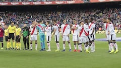 Los jugadores del Barcelona y del Rayo Vallecano saludan al público desde el centro del campo antes del comienzo del encuentro. 