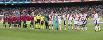 Los jugadores del Barcelona y del Rayo Vallecano saludan al público desde el centro del campo antes del comienzo del encuentro. 