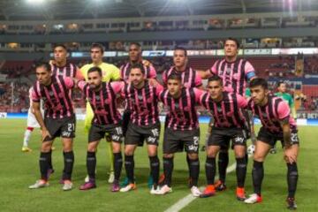 Chivas, Monterrey, América, Querétaro y Necaxa utilizaron el color rosa en su uniforme para apoyar el mes del cáncer de mama.