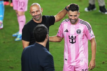 El entrenador del Inter de Miami, Javier Mascherano, abraza al defensa Jordi Alba.
