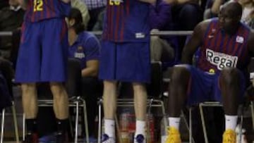 Los jugadores del Barcelona Regal Rabaseda, Joe Ingles y Jawai Nathan observan los instantes finales del partido correspondiente a la decimotercera jornada de la Liga ACB ante el Blusens Monbus, disputado esta noche en el Palau Blaugrana, en Barcelona. 