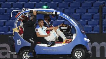 Soccer Football - World Cup 2022 South American Qualifiers - Argentina v Paraguay - Estadio La Bombonera, Buenos Aires, Argentina - November 12, 2020 Argentina's Exequiel Palacios get off pitch after sustaining an injury Pool via REUTERS/Marcelo Endelli