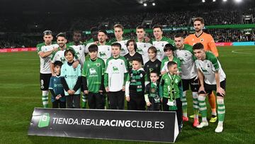 Titulares del Racing contra el Huesca.