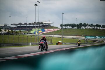 Fabio Quartararo en la curva tres durante la carrera del Gran Premio MotoGP PETRONAS de Malasia en el circuito de Sepang.