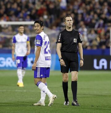 Shinji Kagawa y el árbitro González González.