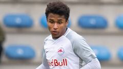Karim Adeyemi, delantero del Red Bull Salzburgo juvenil, en un partido de la UEFA Youth League.