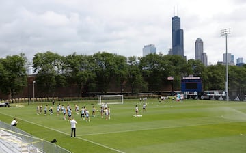 Los jugadores del Real Madrid, se ejercitan en las instalaciones de la Universidad de Illinois en Chicago.