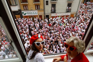 Los San Fermines vuelven tras dos años de parón debido a la pandemia. El exjugador de fútbol Juan Carlos Unzué prenderá la mecha del cohete inaugural. “Bienvenidos a las fiestas más grandes del mundo" ha sido el mensaje de la ciudad.