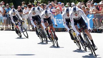 El equipo Sky ruda durante la crono por equipos del Tour de Francia 2018 en Cholet.