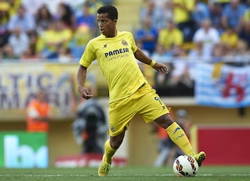 El 9 de julio de 2013 fich車 por el Villarreal. Jug車 dos temporadas con el equipo amarillo hasta que cruz車 el charco y fich車 por L.A. Galaxy.