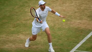 Andy Murray devuelve una bola a Milos Raonic durante la final del torneo de Queen´s.