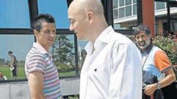 <b>VISITA. </b>Eugenio de Botas (de blanco) charla con Roberto en presencia del veterano Claudio.