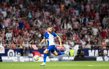Carrasco avanza solo desde el centro del campo para dejar en el suelo a Rajkovic y empujar el balón a la portería y así anotar el 3-1.