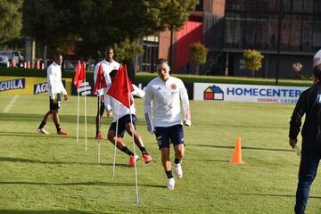 Con jugadores del FPC y Juan Fernando Quintero, Colombia inició su preparación para la triple fecha de Eliminatorias. El equipo de Reinaldo Rueda viajará este sábado a Bolivia.