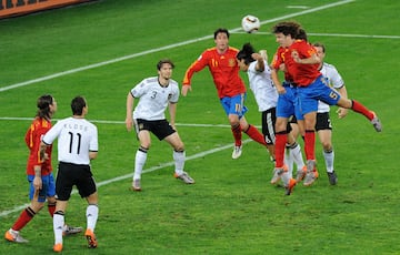 Se llegaba a las semifinales con el mismo panorama en cuanto a experiencia se refiere que en la Eurocopa de 2008. Y una vez más, la historia acabó de la misma manera. En la segunda vez en la que España conseguía clasificarse para las semifinales de un Mundial, los de Vicente del Bosque no perdieron la oportunidad de meterse en la final. Una final que acabaría dándoles la primera estrella. El gran protagonista de este nuevo partido contra Alemania fue Puyol quien con una carrera desde la frontal y un cabezazo imparable para Manuel Neuer, logró romper el muro alemán y conseguir un billete para su selección para la final que se jugaría en Johannesburgo.