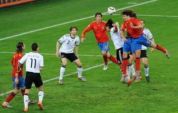 Se llegaba a las semifinales con el mismo panorama en cuanto a experiencia se refiere que en la Eurocopa de 2008. Y una vez más, la historia acabó de la misma manera. En la segunda vez en la que España conseguía clasificarse para las semifinales de un Mundial, los de Vicente del Bosque no perdieron la oportunidad de meterse en la final. Una final que acabaría dándoles la primera estrella. El gran protagonista de este nuevo partido contra Alemania fue Puyol quien con una carrera desde la frontal y un cabezazo imparable para Manuel Neuer, logró romper el muro alemán y conseguir un billete para su selección para la final que se jugaría en Johannesburgo.