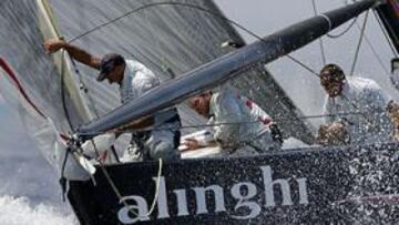 <b>EMPATE.</b> Los campeones se defendieron bien en la cuarta regata de la final de la America's Cup y colocaron el 2-2 en el marcador.