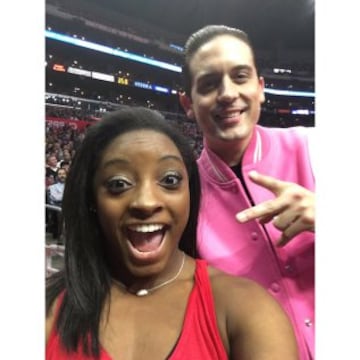 Simone Biles en el Staples Center durante el partido que enfrentó a Los Angeles Clippers y a Golden State Warriors.