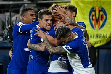 0-2. Saúl Ñíguez celebra el segundo tanto con Samuel Lino, César Azpilixueta, Ángel Correa y Marcos Llorente.