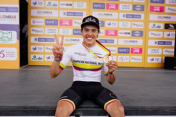 Daniel Arroyave, ciclista del Team Emirates, se quedó con la medalla de oro en la prueba de élite de la categoría Sub 23, del Campeonato Nacional de Ruta. Óscar Guzmán y Cristian Pico se quedaron con el segundo y tercer puesto. 