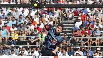 Paquito Navarro realiza un remate en una prueba del World Padel Tour.